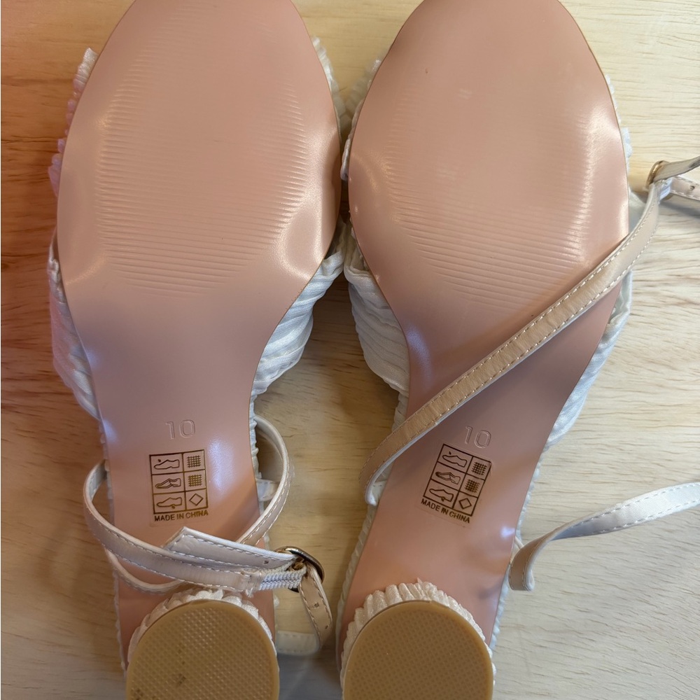 Miu Miu Cream Pleated Bow Block Heel Sandals - Picture 4 of 7